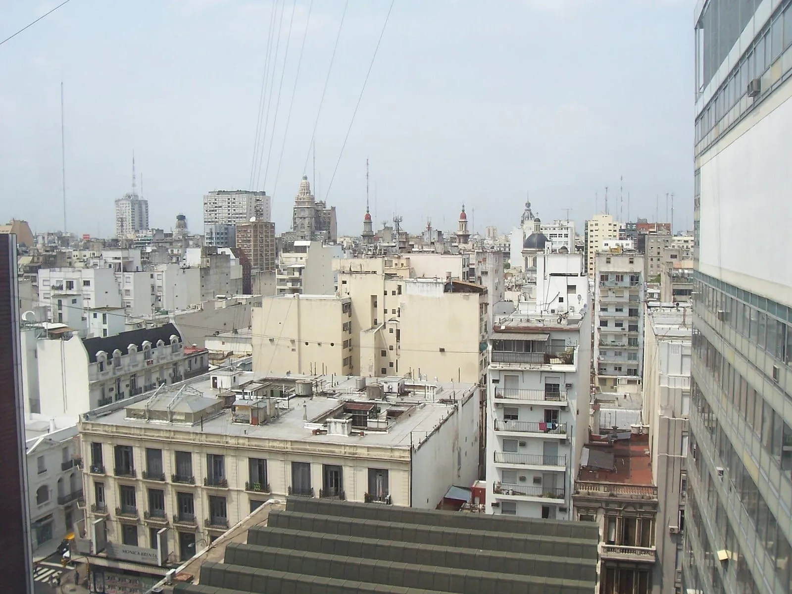 Telhados e prédios do microcentro de Buenos Aires vistos do alto do Teatro San Martín, na Avenida Corrientes