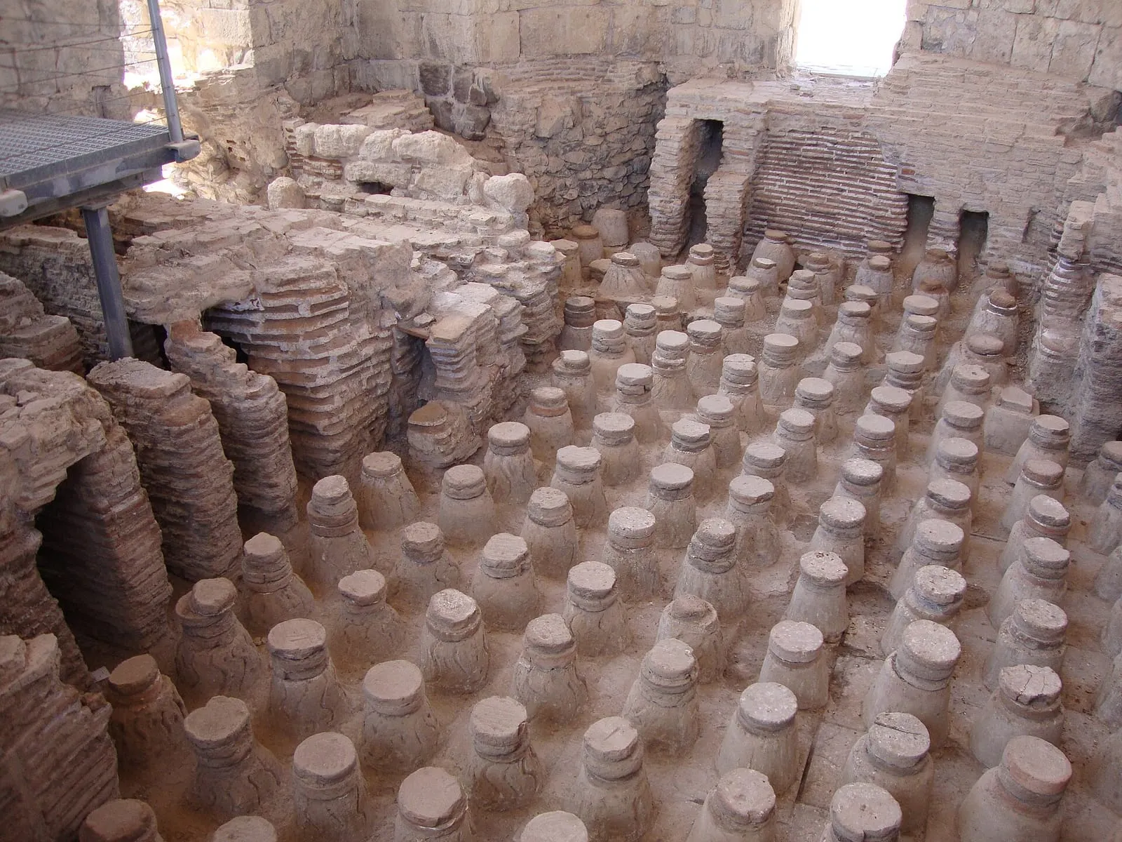 Hipocausto das termas romanas de Bet She’an, em Israel, com dezenas de pilares de tijolo sob o piso removido