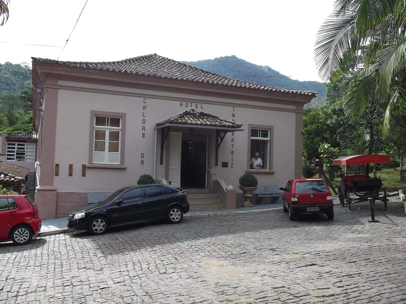 Fachada branca do Hotel Caldas da Imperatriz, em Santo Amaro da Imperatriz, com a serra ao fundo
