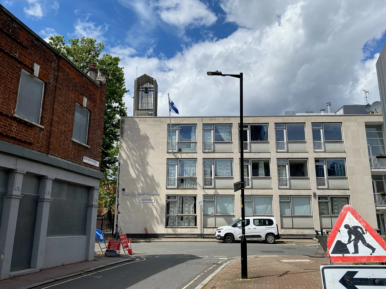 Igreja Finlandesa de Rotherhithe, prédio modernista claro com a torre do sino ao fundo