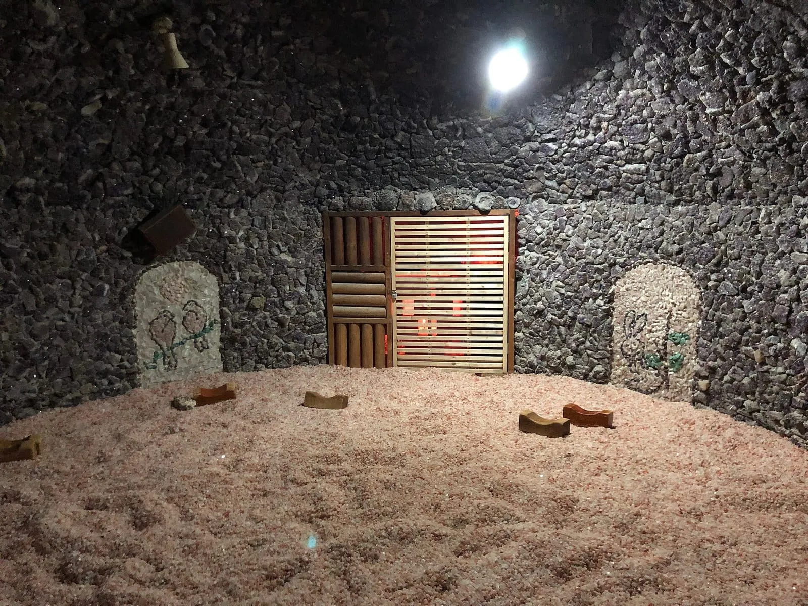 Sala de bulgama de um jjimjilbang em Wonju, na Coreia do Sul, com paredes de pedra e piso coberto de sal