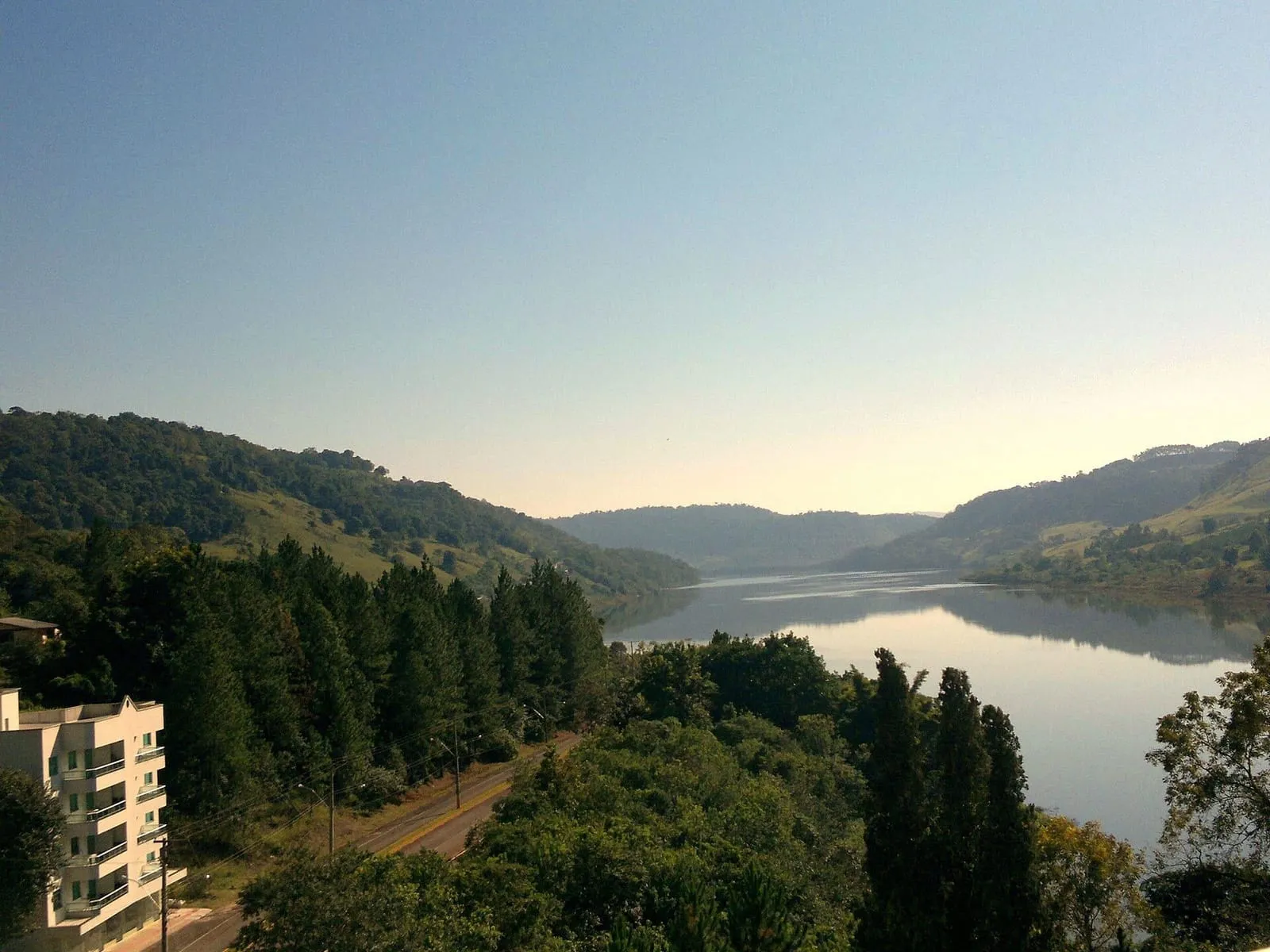 Vale do rio Uruguai em Marcelino Ramos, com o lago da usina de Itá entre morros cobertos de mata