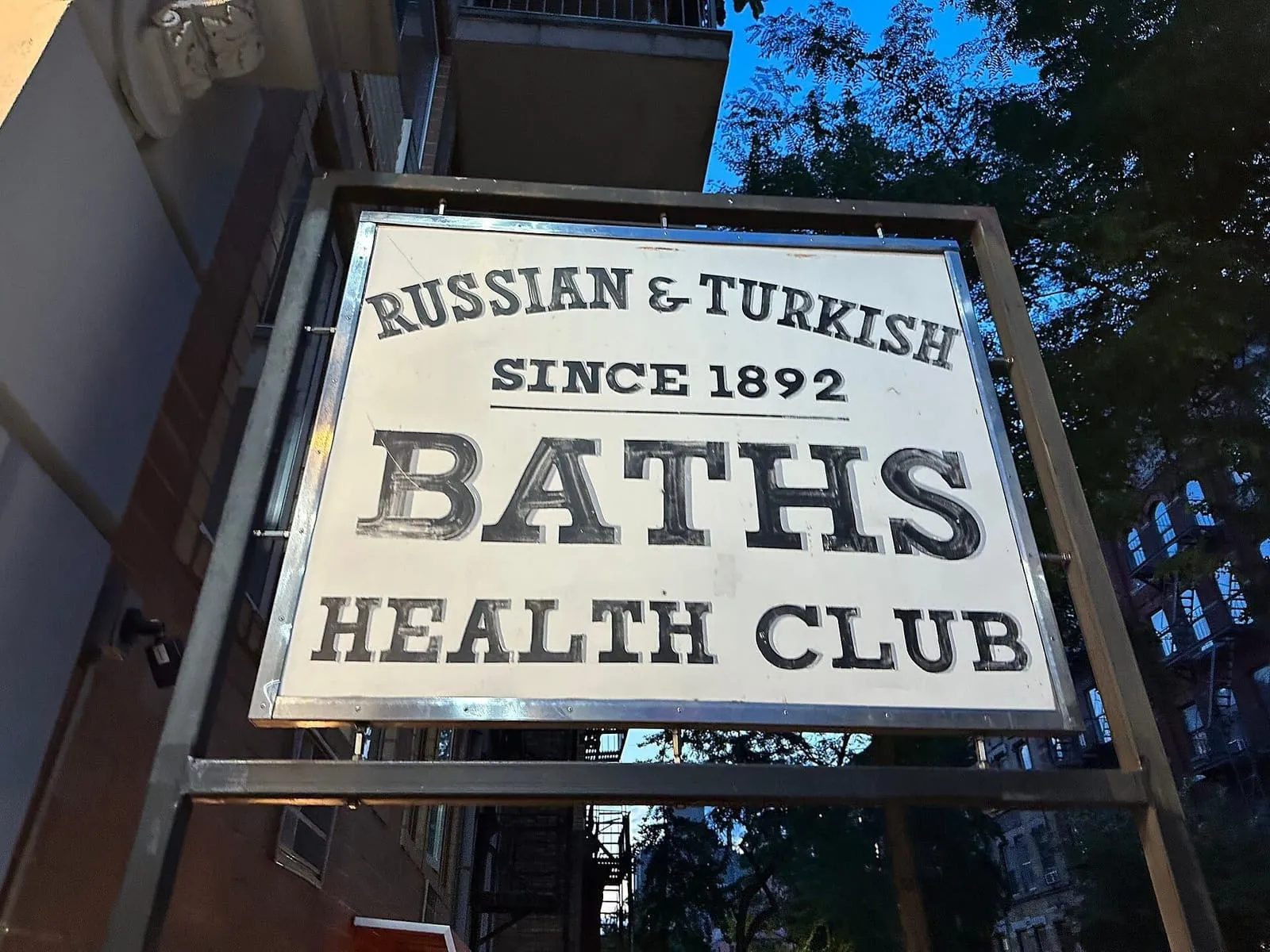 Placa do Russian & Turkish Baths Health Club, com o texto "since 1892", na East 10th Street