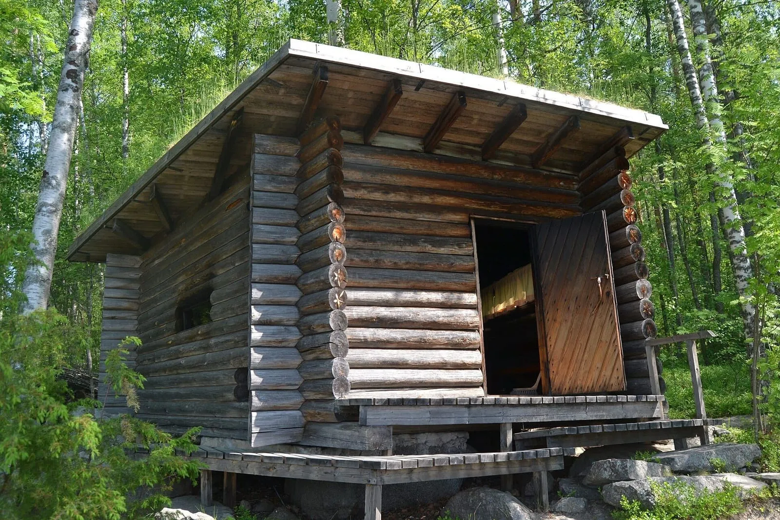 Sauna de fumaça de troncos na Casa Experimental de Muuratsalo, de Alvar Aalto, em Jyväskylä, na Finlândia