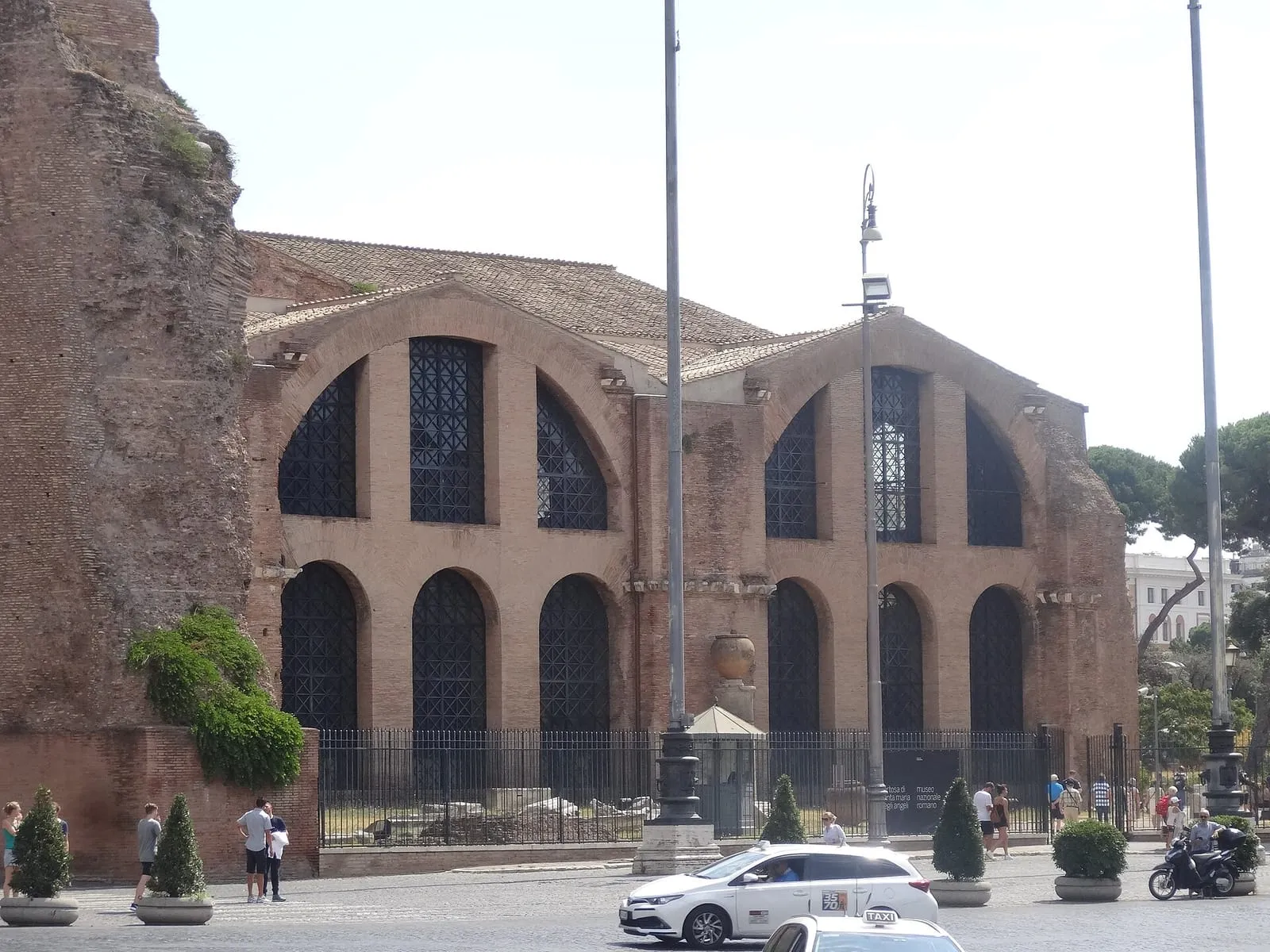 Fachada de tijolo das Termas de Diocleciano, em Roma, hoje a basílica de Santa Maria degli Angeli, com grandes janelas em arco