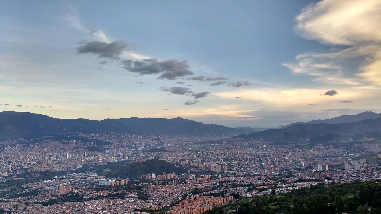 Vista panorâmica do Vale do Aburrá e de Medellín ao entardecer, a partir do Cerro El Picacho, com as montanhas ao redor