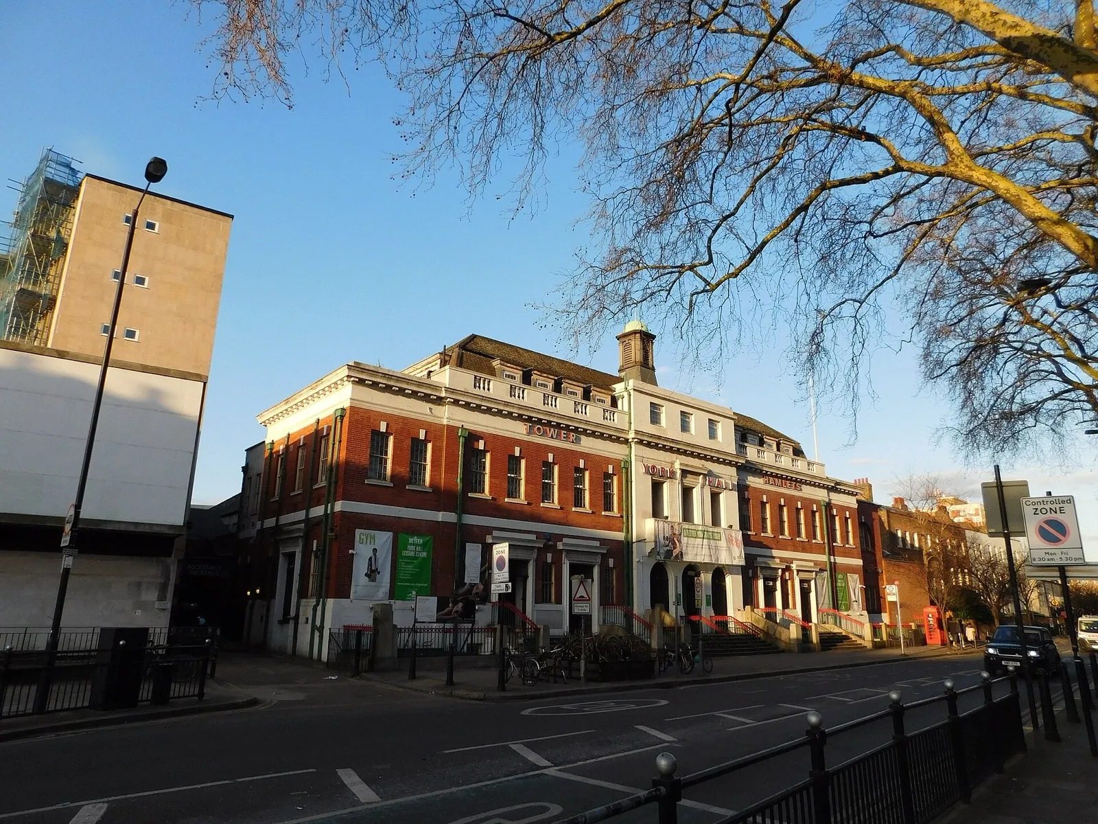Fachada de tijolo vermelho do York Hall, em Bethnal Green, na esquina da Old Ford Road